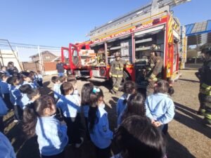 Lee más sobre el artículo Instituciones de emergencias visitan nuestro colegio